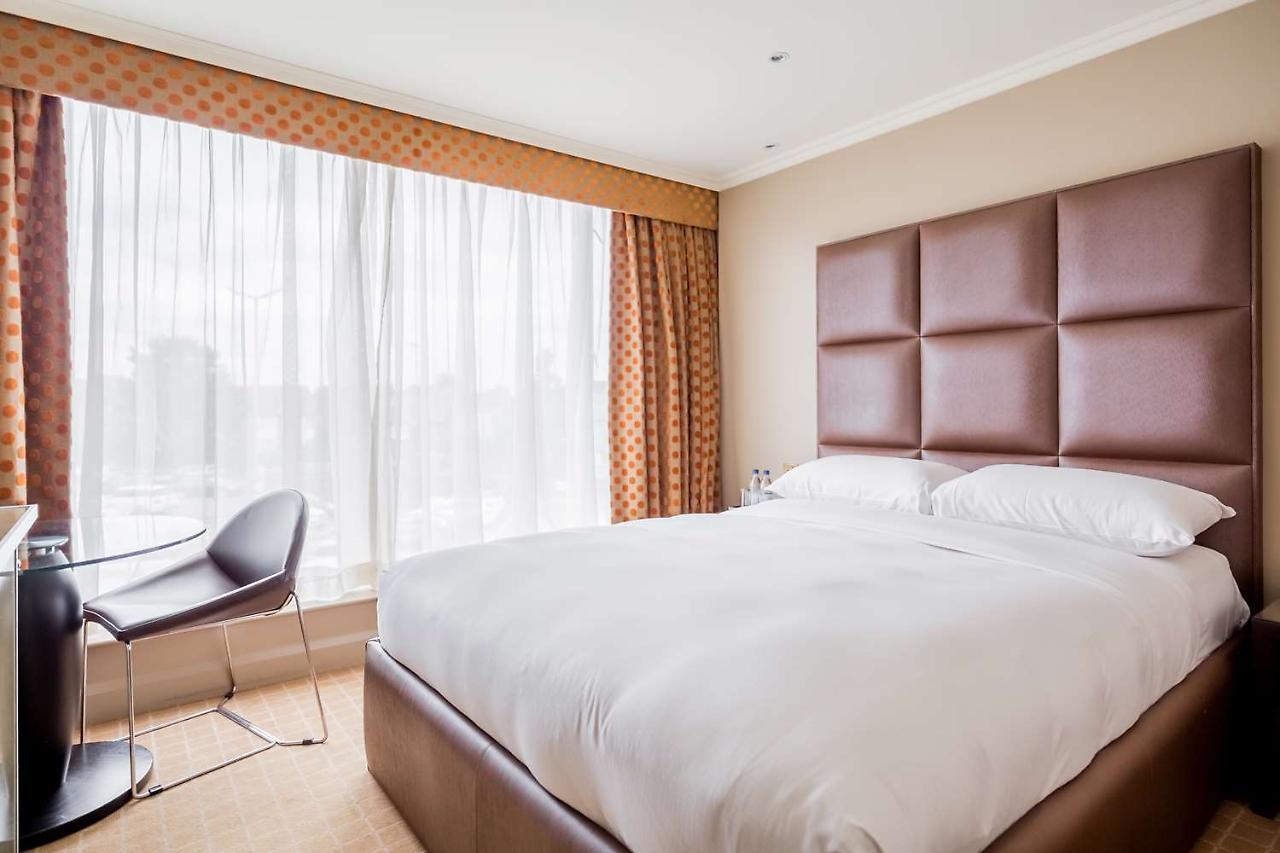 Radisson Blu Hotel, London Heathrow Hillingdon Exterior foto