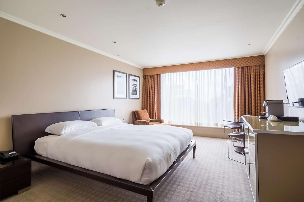 Radisson Blu Hotel, London Heathrow Hillingdon Exterior foto