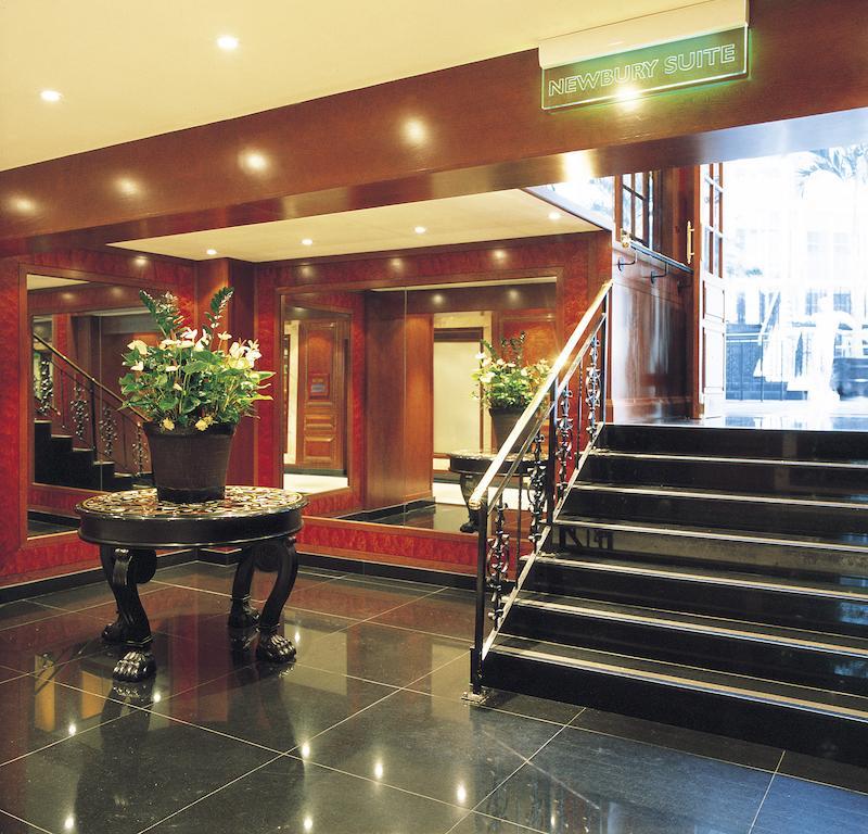 Radisson Blu Hotel, London Heathrow Hillingdon Exterior foto